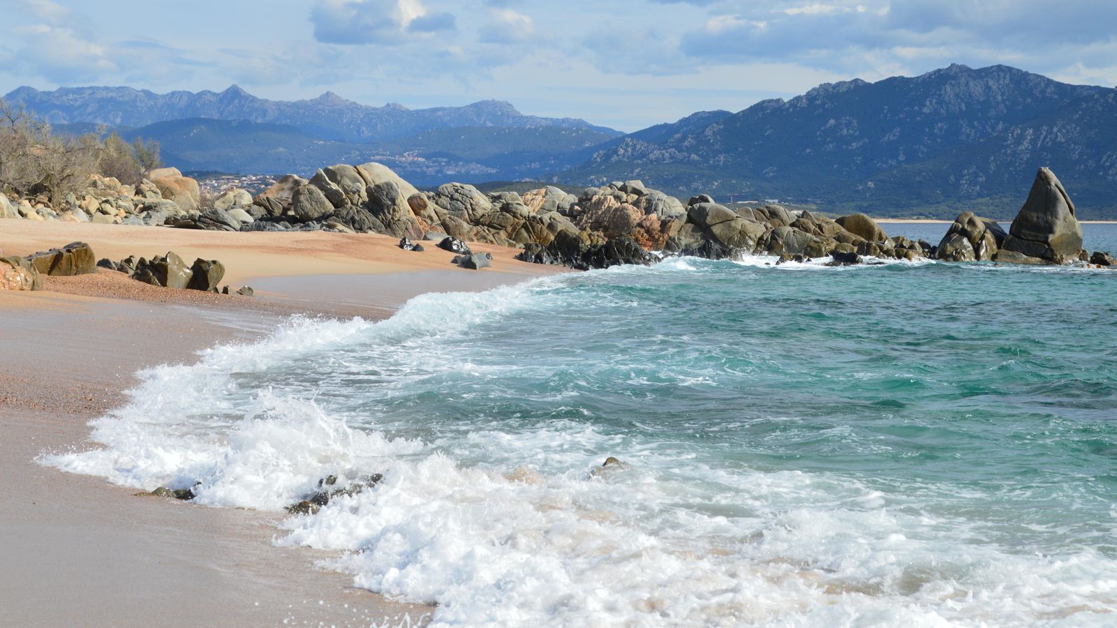Vagues sur le littoral corse